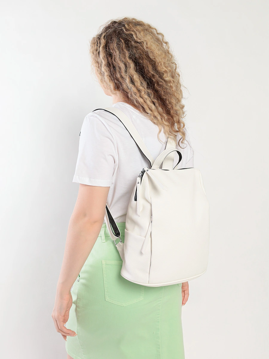 Рюкзак белого цвета с боковыми вертикальными карманами